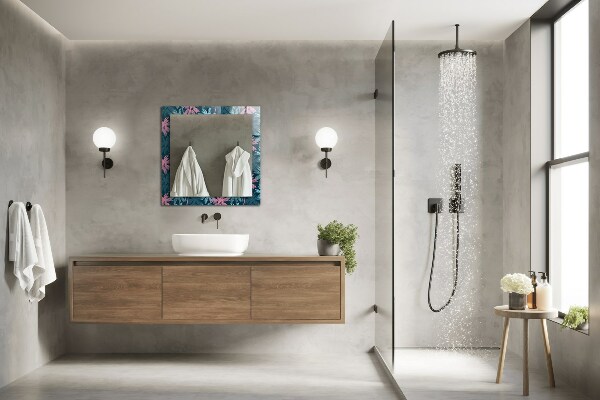Espelho com moldura decorada e painel de madeira texturizada