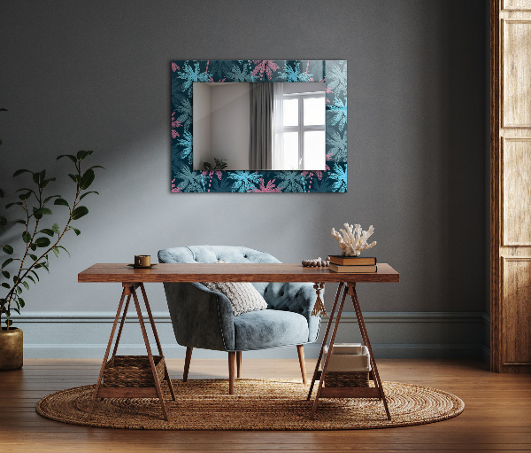 Espelho com moldura decorada e painel de madeira texturizada