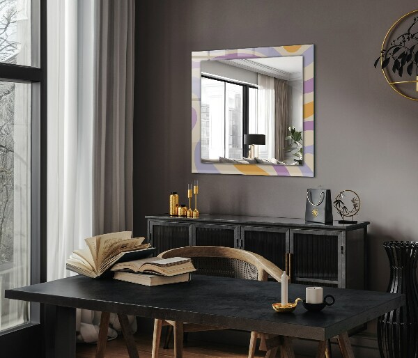 Espelho com moldura decorada com motivos coloridos