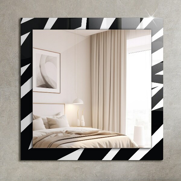 Espelho com moldura decorada com motivos geométricos em branco e preto