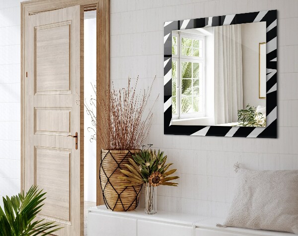 Espelho com moldura decorada com motivos geométricos em branco e preto