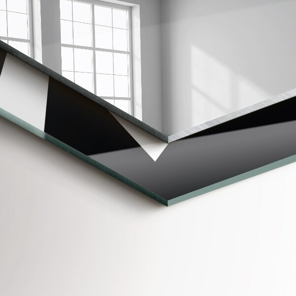 Espelho com moldura decorada com motivos geométricos em branco e preto