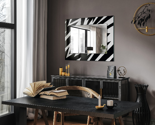 Espelho com moldura decorada com motivos geométricos em branco e preto