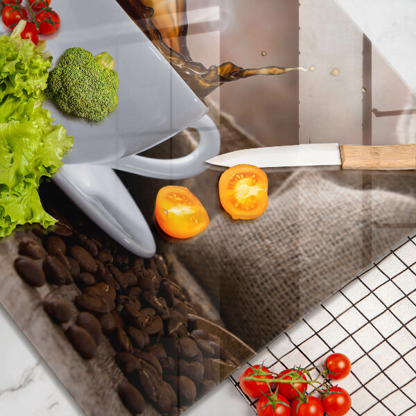 Tábua protetora Uma xícara e grãos de café