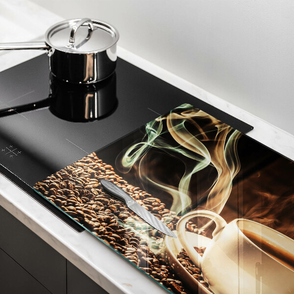 Protetor de fogão de vidro Uma xícara e grãos de café