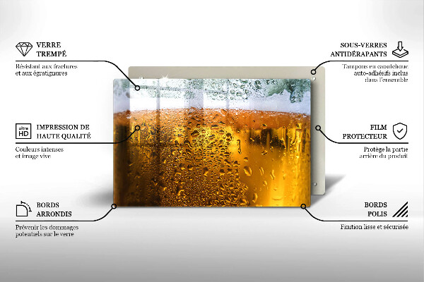 Cobertura placa vitrocerámica Um copo de cerveja molhado