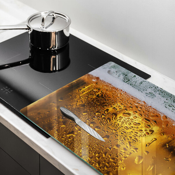 Cobertura placa vitrocerámica Um copo de cerveja molhado