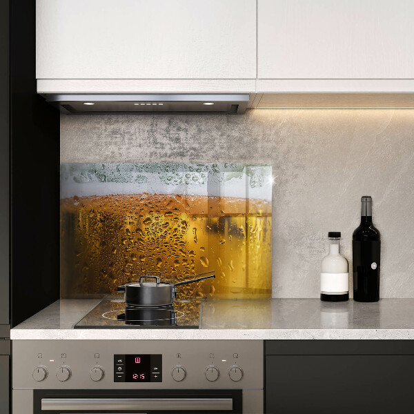 Cobertura placa vitrocerámica Um copo de cerveja molhado