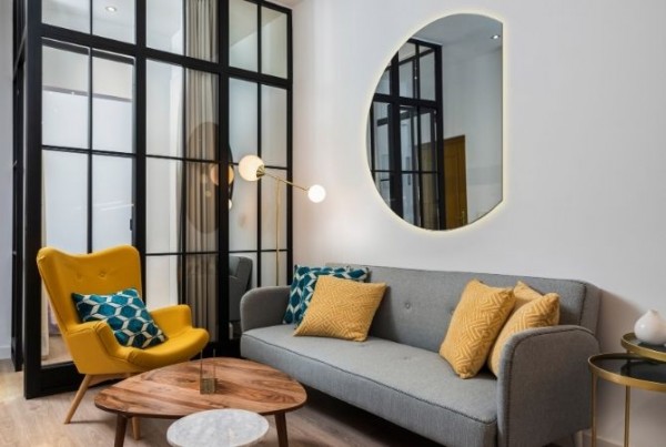 Onde pendurar um espelho na sala de estar? Um guia prático e elegante